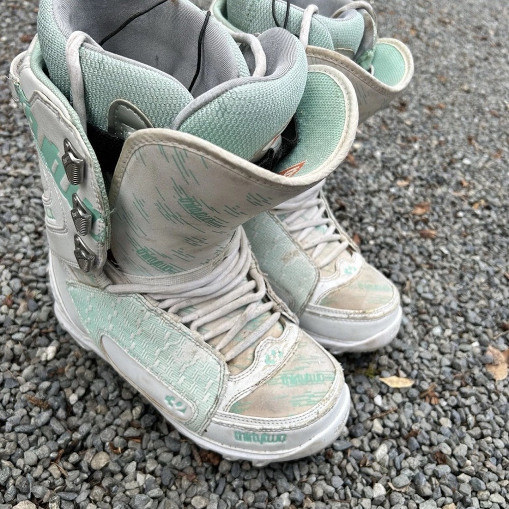 Women's ThirtyTwo brand Snowboarding Boots in Mint and White size 9